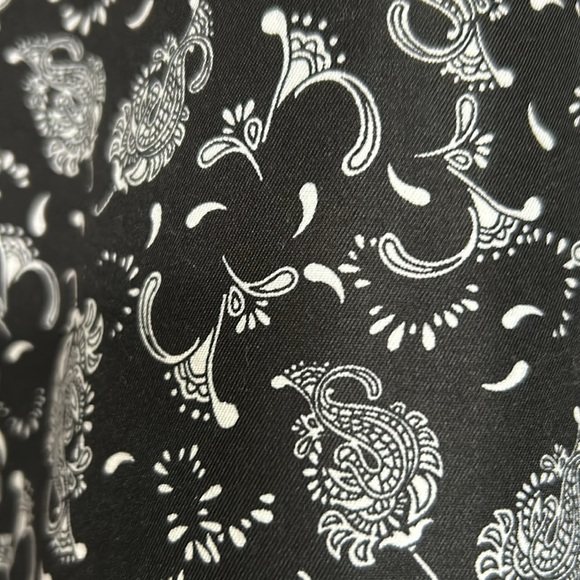 It is a smaller size than what it indicates, it is between XL-XXL - Picture 5 of 5